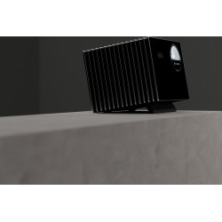 VALERION VisionMaster Max projecteur courte focale noir, vue trois quarts ailettes de dissipation sur socle béton