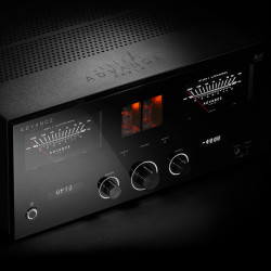 ADVANCE ACOUSTIC A12 APEX 30TH amplificateur, gros plan boutons analog, digital et tubes orangés