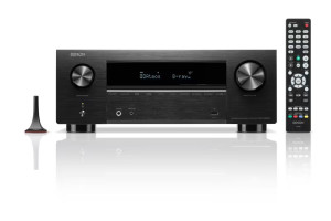 DENON AVC-X2850H amplificateur home cinéma noir, vue de face avec micro de calibration Audyssey et télécommande