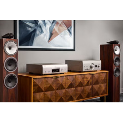 DENON DCD-30000NE lecteur SACD argent, installation hi-fi avec amplificateur et enceintes colonne
