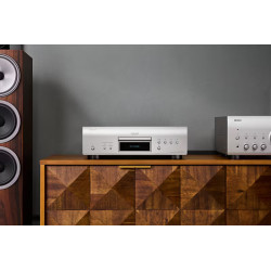 DENON DCD-30000NE lecteur SACD argent, intégration salon sur meuble bois avec amplificateur Denon