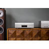 DENON DCD-30000NE lecteur SACD argent, intégration salon sur meuble bois avec amplificateur Denon