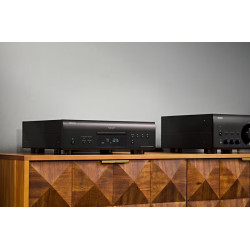 DENON DCD-3000NE lecteur SACD noir, mise en situation sur meuble bois avec amplificateur