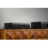 DENON DCD-3000NE lecteur SACD noir, mise en situation sur meuble bois avec amplificateur