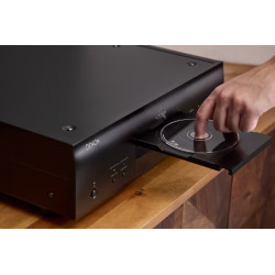 DENON DCD-3000NE lecteur SACD noir, gros plan tiroir ouvert avec disque inséré