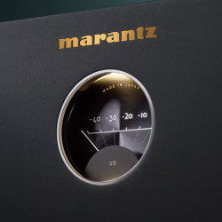 MARANTZ AMP 20 amplificateur de puissance, gros plan vumètre analogique et logo Marantz doré