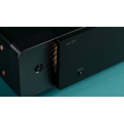 MARANTZ AMP 30 amplificateur, gros plan bouton de mise en marche et flanc carbone
