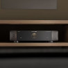 MARANTZ AMP 30 amplificateur de puissance, façade noire avec bouton rotatif central sur meuble en bois