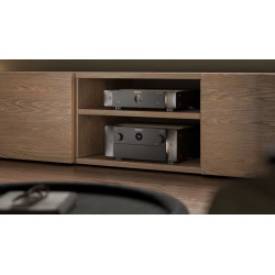 MARANTZ AMP 30 avec processeur AV Marantz empilés sur meuble bois, installation home cinéma