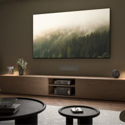 MARANTZ AMP 30 amplificateur intégré dans salon avec TV murale et meuble bois clair