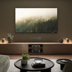MARANTZ AMP 30 amplificateur en situation salon moderne avec écran mural et éclairage tamisé