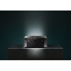 MARANTZ AV 20 préamplificateur AV posé sur socle, mise en scène fond sombre