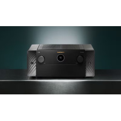 MARANTZ AV 20 préamplificateur home cinéma noir en scène avec éclairage d'ambiance