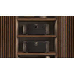 MARANTZ AV 20 pré-amplificateur et amplificateur noirs dans meuble hi-fi en bois, vue de face
