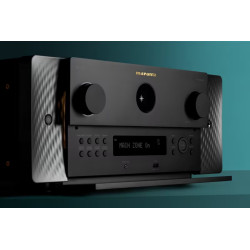 MARANTZ AV 30 préamplificateur, gros plan façade avec écran MAIN ZONE ON et port USB