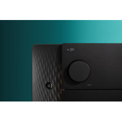 MARANTZ AV 30 préamplificateur, gros plan flanc texturé avec bouton power et molette d'entrée