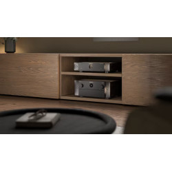 MARANTZ AV 30 préamplificateur et amplificateur de puissance intégrés dans salon, ambiance tamisée