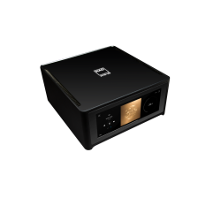 NAD M10 V3 amplificateur streaming, vue de trois quarts avec écran tactile et châssis noir