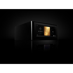 NAD M10 V3 amplificateur streaming, vue trois quarts sur fond noir avec reflet