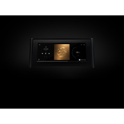 NAD M10 V3 amplificateur streaming, zoom sur écran tactile affichant lecture et volume