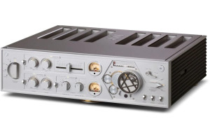 ROSE RA180 amplificateur intégré, vue de trois quarts façade argent et dissipateurs latéraux noirs