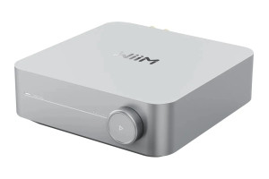 WiiM WiiM AMP amplificateur streamer finition argent, vue trois quarts avec bouton volume central