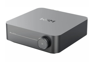 WiiM WiiM AMP (Gris) amplificateur intégré connecté, vue trois quarts façade avec bouton volume et logo