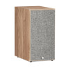 TRIANGLE Borea BR03 enceinte bibliothèque bois clair, vue trois quarts avec grille tissu gris