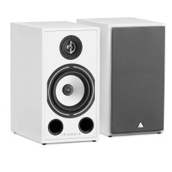 TRIANGLE BOREA BR03 enceinte bibliothèque HI-FI finition blanche, paire vue de trois quarts avec et sans grille