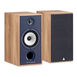 TRIANGLE BOREA BR04 paire enceintes bibliothèque HI-FI finition bleu chêne, vue trois quarts avec et sans grille