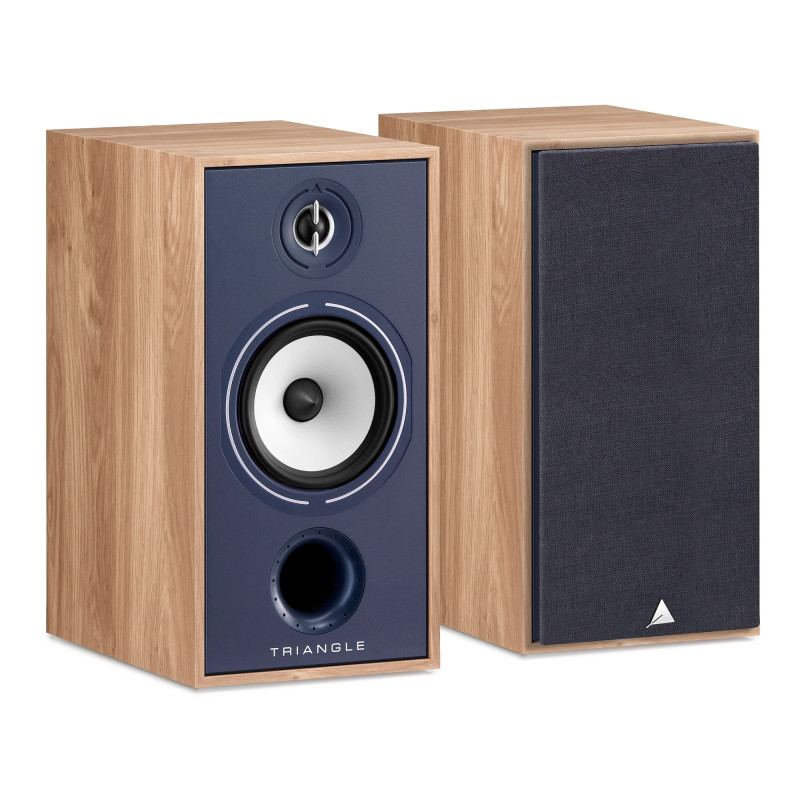 TRIANGLE BOREA BR04 paire enceintes bibliothèque HI-FI finition bleu chêne, vue trois quarts avec et sans grille