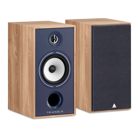 TRIANGLE BOREA BR04 paire enceintes bibliothèque HI-FI finition bleu chêne, vue trois quarts avec et sans grille