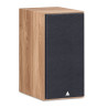 TRIANGLE BOREA BR04 enceinte bibliothèque finition chêne, vue trois quarts avec grille tissu bleu