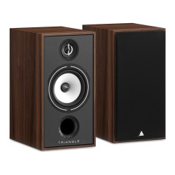 TRIANGLE BOREA BR04 enceinte bibliothèque HI-FI finition noyer, paire vue trois quarts avec et sans cache