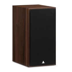 TRIANGLE BOREA BR04 enceinte bibliothèque noyer, vue trois quarts avec cache tissu noir monté