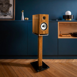 TRIANGLE CAPELLA 2 enceinte chêne sur pied dédié dans salon, ambiance décoration bleu nuit