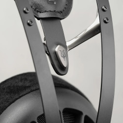MEZE 105 AER casque, zoom sur support cuir et logo lyre gravé