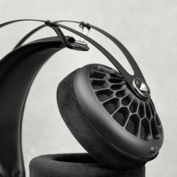 MEZE 105 AER casque, gros plan oreillette avec grille imprimée 3D et logo