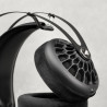 MEZE 105 AER casque, gros plan oreillette avec grille imprimée 3D et logo