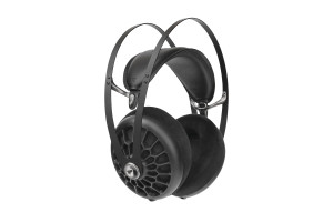 MEZE 105 AER casque haute fidélité ouvert, vue trois quarts arceau double et coussinets alcantara noir