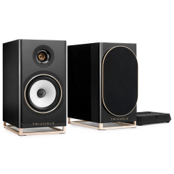 TRIANGLE CAPELLA 2 enceintes bibliothèque connectées noir, paire vue trois quarts avec hub sans fil et socle cuivré