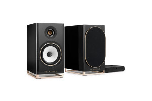 TRIANGLE CAPELLA 2 enceintes bibliothèque connectées noir, paire vue trois quarts avec hub sans fil et socle cuivré