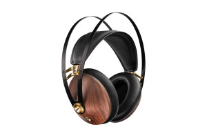 MEZE 99 Classics II casque hi-fi, vue trois quarts coques noyer arceau acier et finitions dorées