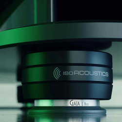 ISO ACOUSTICS GAIA I Neo Noir pied découplant installé sous enceinte, ambiance lumière verte