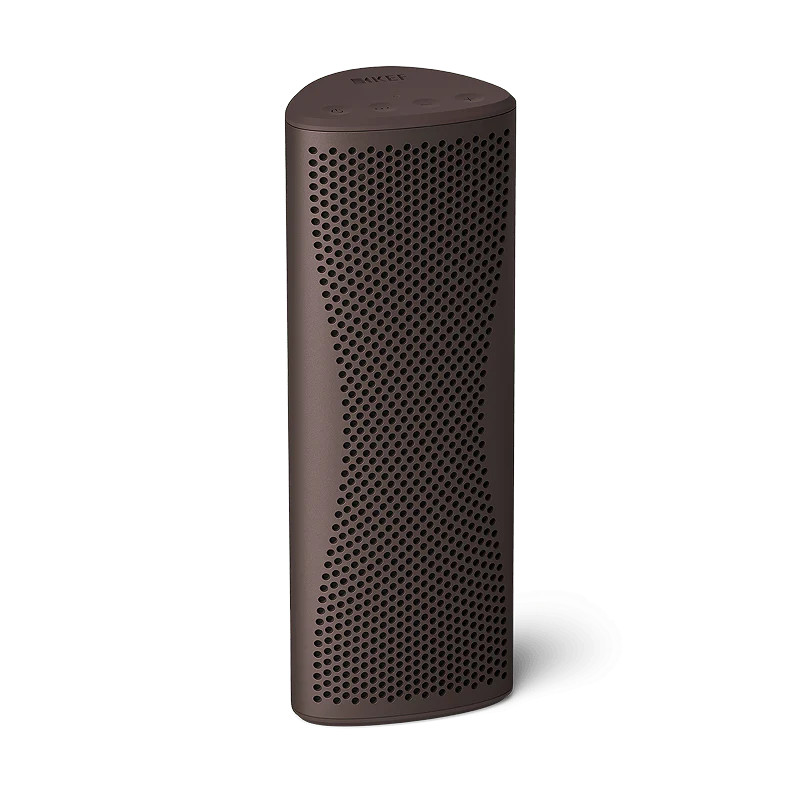 KEF MUO enceinte Bluetooth finition brun, vue de trois quarts grille perforée et commandes tactiles