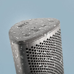 KEF MUO enceinte Bluetooth argent, gros plan résistance à l'eau gouttes sur grille perforée