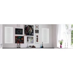 DALI PHANTOM S-180 enceintes encastrables murales installées avec grilles blanches dans salon décoré