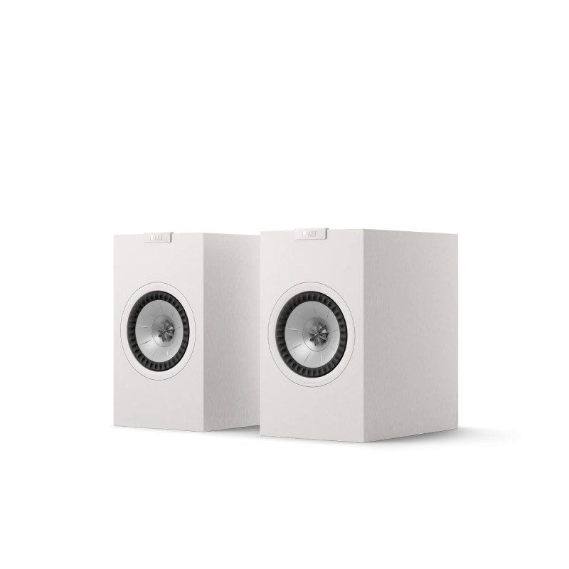 KEF Q1 META enceinte bibliothèque Hi-Fi finition blanc, paire vue de trois quarts avec haut-parleur Uni-Q