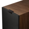 KEF Q1 META enceinte bibliothèque finition noyer, détail logo et grille tissu noir vue rapprochée