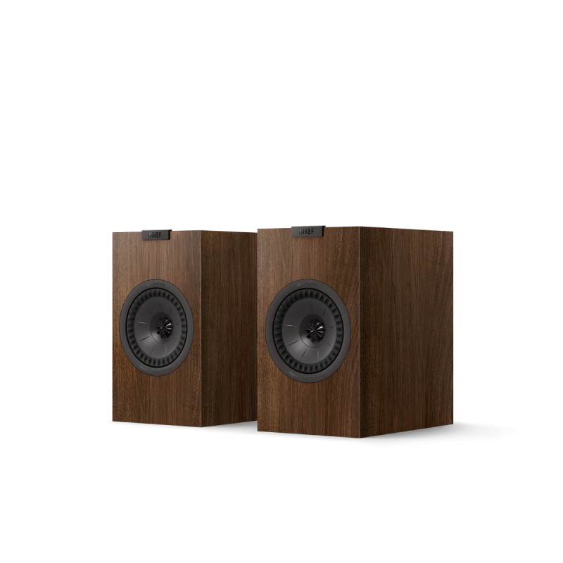 KEF Q1 META paire d'enceintes bibliothèque finition noyer, vue trois quarts avec haut-parleur Uni-Q